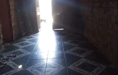 Imagem: A casa possui 2 Dormitórios, 1 Banheiro, 1 Vaga na garagem