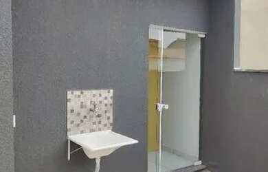 Imagem: A casa possui 1 Dormitório, 1 Banheiro, 1 Vaga na garagem e