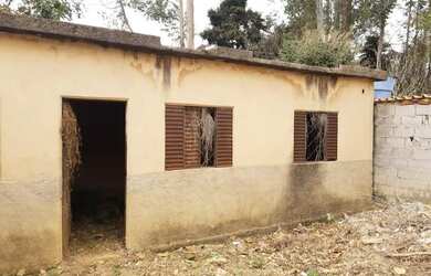 Imagem: A casa possui 1 Dormitório, 1 Banheiro, 3 Vagas na garagem