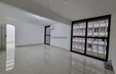 Imagem: O depósito possui 2 Vagas na garagem, 135m² de Área e está