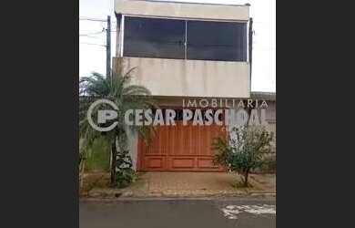 Imagem: A casa possui 4 Dormitórios, 3 Banheiros, 2 Vagas na garagem