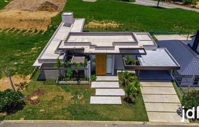 Imagem: A casa possui 4 Dormitórios, 1 Banheiro, 3 Vagas na garagem