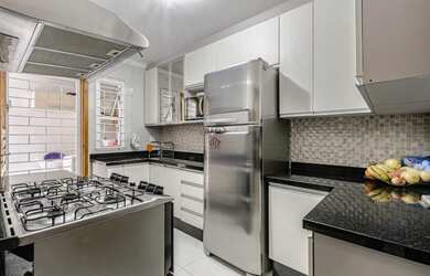 Imagem: A casa possui 4 Dormitórios, 3 Banheiros, 2 Vagas na garagem