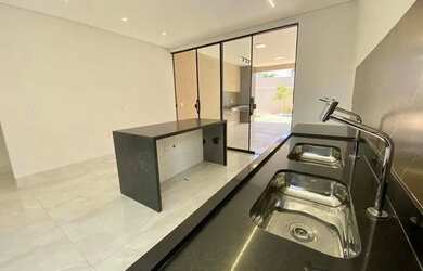 Imagem: A casa possui 3 Dormitórios, 4 Banheiros, 4 Vagas na garagem