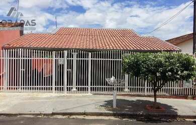 Imagem: A casa à venda possui 3 Dormitórios, 1 Banheiro, 2 Vagas na