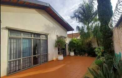 Imagem: A casa possui 2 Dormitórios, 2 Banheiros, 1 Vaga na garagem