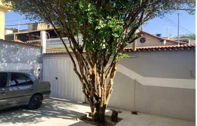 Imagem: A casa possui 3 Dormitórios, 1 Banheiro, 2 Vagas na garagem