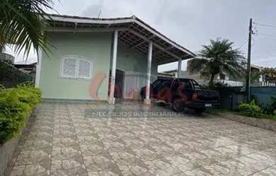 Imagem: A casa possui 4 Dormitórios, 3 Banheiros, 4 Vagas na garagem