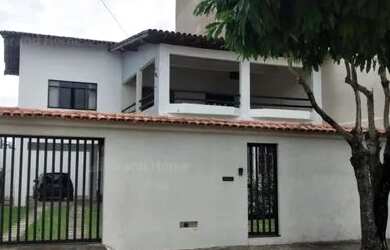 Imagem: A casa possui 4 Dormitórios, 2 Banheiros, 4 Vagas na garagem