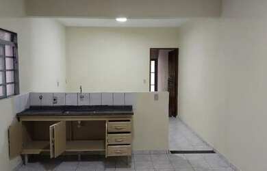 Imagem: A casa possui 2 Dormitórios, 2 Banheiros, 2 Vagas na garagem