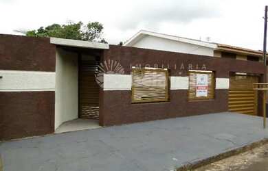 Imagem: A casa possui 2 Dormitórios, 2 Banheiros, 2 Vagas na garagem