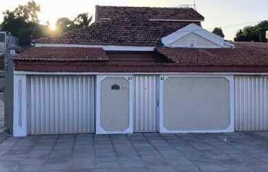 Imagem: A casa possui 4 Dormitórios, 3 Banheiros, 3 Vagas na garagem