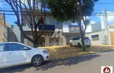 Imagem: O depósito possui 2 Vagas na garagem, 220m² de Área e está