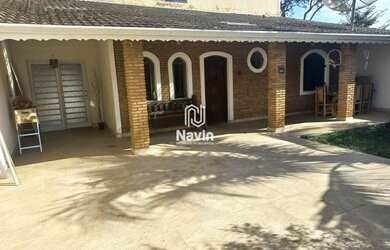 Imagem: A casa possui 3 Dormitórios, 2 Banheiros, 2 Vagas na garagem