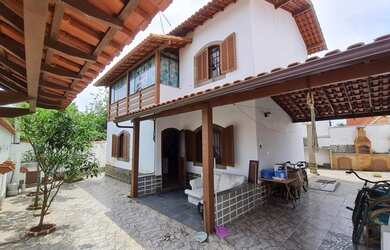 Imagem: A casa possui 3 Dormitórios, 2 Banheiros, 2 Vagas na garagem