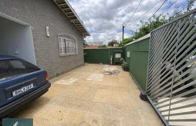 Imagem: A casa possui 3 Dormitórios, 2 Banheiros, 3 Vagas na garagem