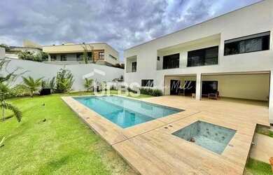 Imagem: A casa possui 4 Dormitórios, 4 Banheiros, 4 Vagas na garagem