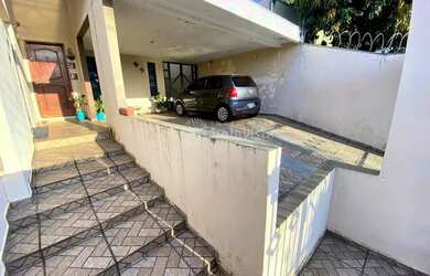 Imagem: A casa possui 3 Dormitórios, 1 Banheiro, 2 Vagas na garagem