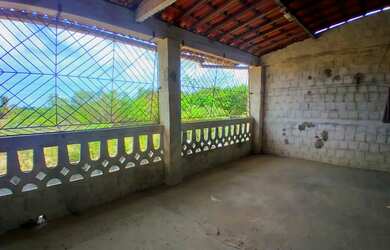 Imagem: A casa possui 3 Dormitórios, 2 Banheiros, 2 Vagas na garagem