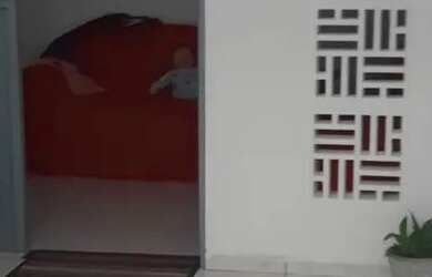 Imagem: A casa possui 3 Dormitórios, 1 Banheiro, 1 Vaga na garagem