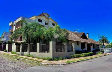 Imagem: A casa possui 5 Dormitórios, 4 Banheiros, 2 Vagas na garagem