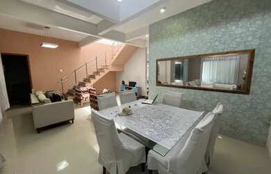 Imagem: A casa possui 4 Dormitórios, 3 Banheiros, 2 Vagas na garagem