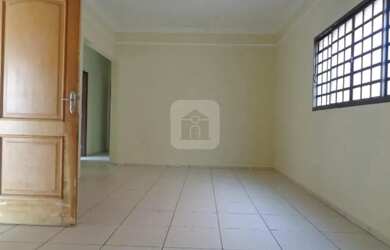 Imagem: A casa possui 3 Dormitórios, 2 Banheiros, 2 Vagas na garagem