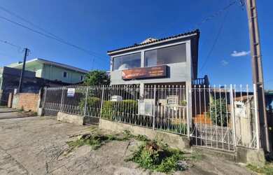 Imagem: A casa possui 4 Dormitórios, 2 Banheiros, 2 Vagas na garagem