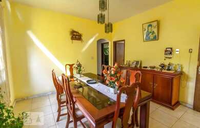 Imagem: A casa possui 4 Dormitórios, 3 Banheiros, 3 Vagas na garagem