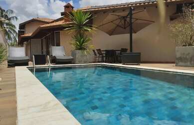 Imagem: A casa em condomínio para alugar possui 3 Dormitórios, 5 Banheiros