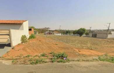 Imagem: O terreno possui 220m² de Área e está localizado em Bady