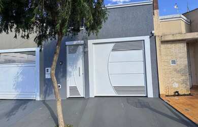 Imagem: A casa possui 3 Dormitórios, 2 Banheiros, 1 Vaga na garagem