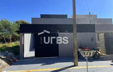 Imagem: A casa possui 3 Dormitórios, 2 Banheiros, 2 Vagas na garagem