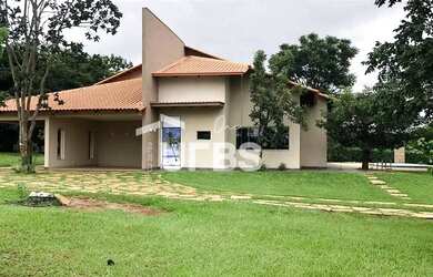 Imagem: A casa em condomínio possui 4 Dormitórios, 4 Banheiros, 2