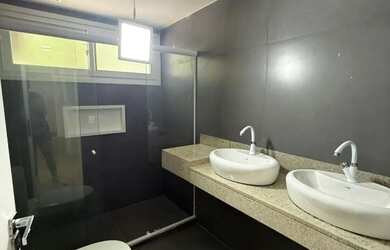 Imagem 11: Casa Maravilhosa Com energia solar em Vilas do Atlântico. Uma rua atrás da praia