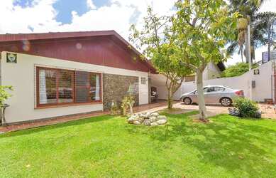 Imagem: A casa possui 5 Dormitórios, 2 Banheiros, 5 Vagas na garagem