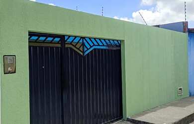 Imagem: A casa possui 2 Dormitórios, 1 Banheiro, 1 Vaga na garagem