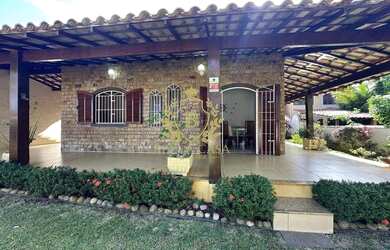 Imagem: A casa possui 3 Dormitórios, 3 Banheiros, 3 Vagas na garagem