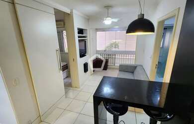 Imagem: O apartamento possui 1 Dormitório, 1 Banheiro, 1 Vaga na garagem