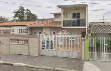 Imagem: A casa possui 2 Dormitórios, 2 Banheiros, 2 Vagas na garagem