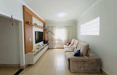 Imagem: A casa possui 4 Dormitórios, 5 Banheiros, 2 Vagas na garagem