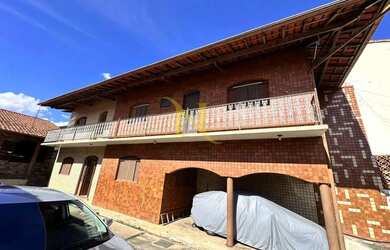 Imagem: A casa possui 2 Dormitórios, 2 Banheiros, 2 Vagas na garagem