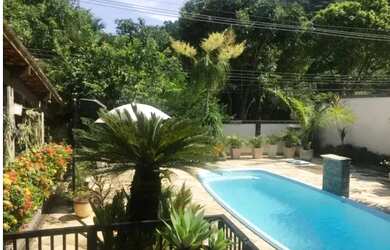 Imagem: A casa possui 4 Dormitórios, 4 Banheiros, 4 Vagas na garagem