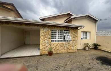 Imagem: A casa possui 3 Dormitórios, 2 Banheiros, 3 Vagas na garagem