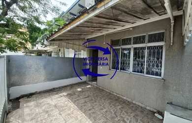 Imagem: A casa possui 2 Dormitórios, 2 Banheiros, 2 Vagas na garagem