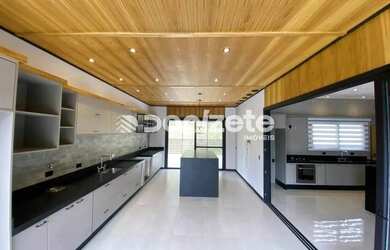 Imagem: A casa à venda possui 4 Dormitórios, 5 Banheiros, 5 Vagas