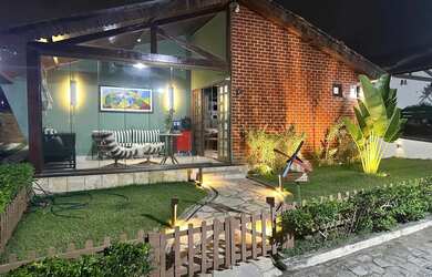 Imagem: A casa possui 4 Dormitórios, Acomodam 12 pessoas, 5 Vagas na