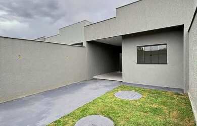 Imagem: A casa possui 2 Dormitórios, 2 Banheiros, 2 Vagas na garagem