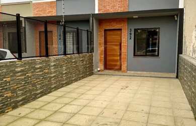 Imagem: A casa possui 2 Dormitórios, 1 Banheiro, 2 Vagas na garagem