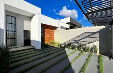 Imagem: A casa possui 3 Dormitórios, 2 Banheiros, 2 Vagas na garagem